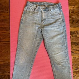 American Eagle Women’s Mom Jean size 4 short.